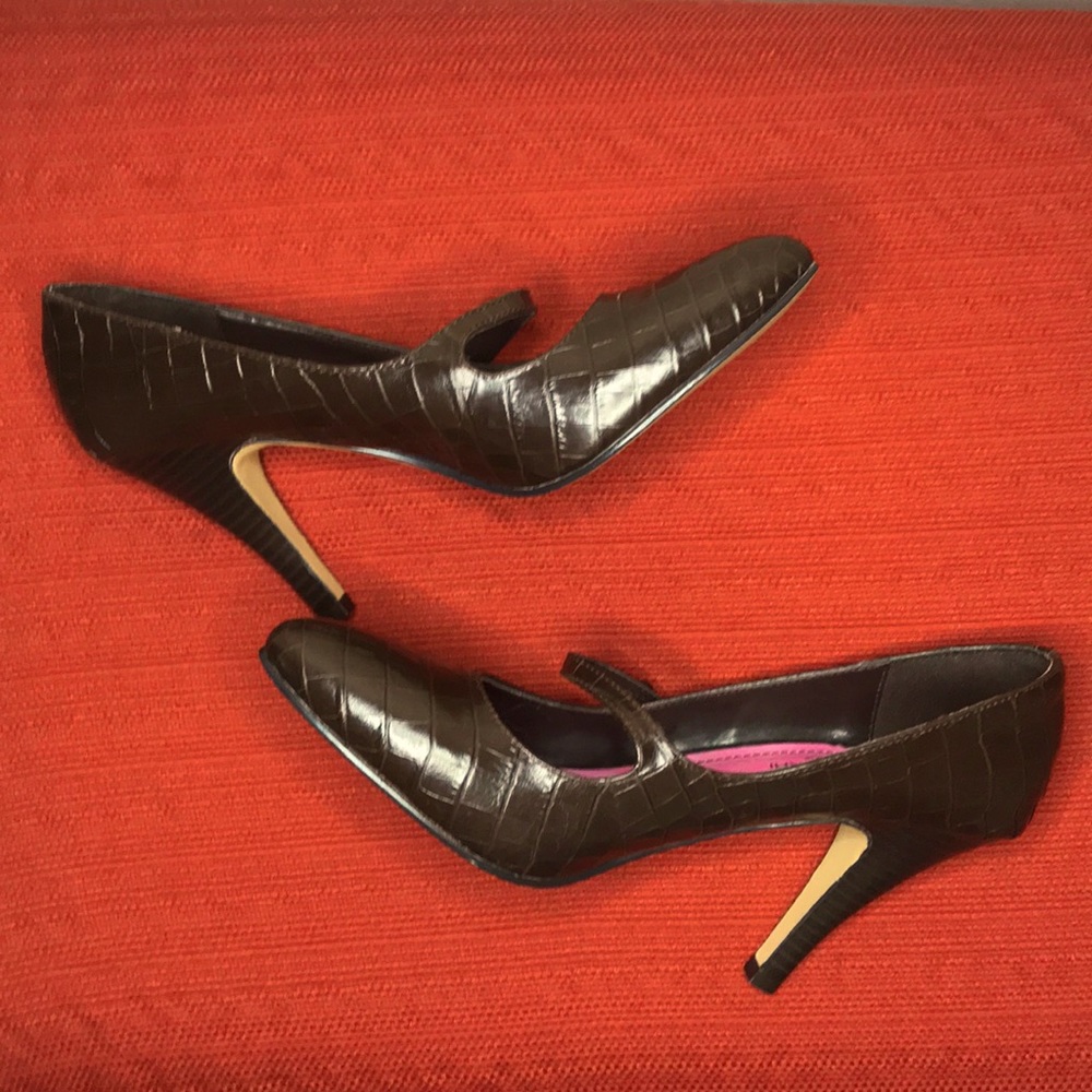 Issac Mizrahi Leather Brown Heels